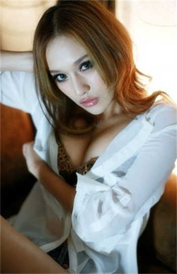 采蘑菇的小姑娘