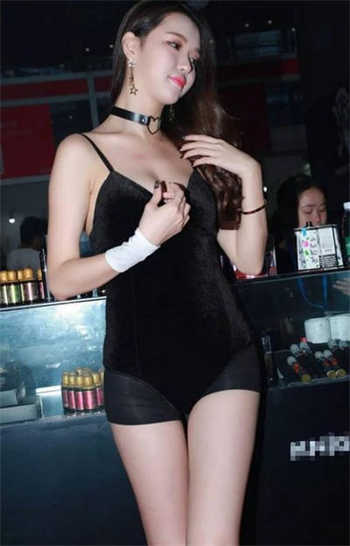 监控拍下女子在超市大便