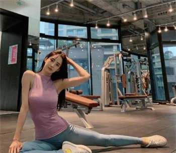 部长的夫人太好色 播放