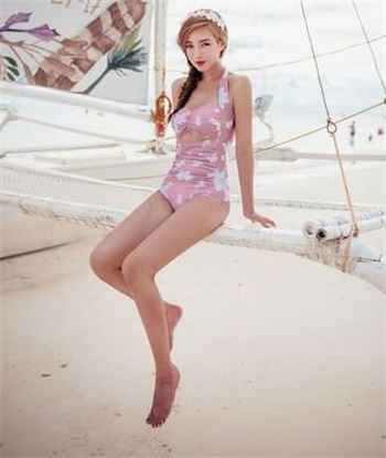 女下属叫到办公室安排工作