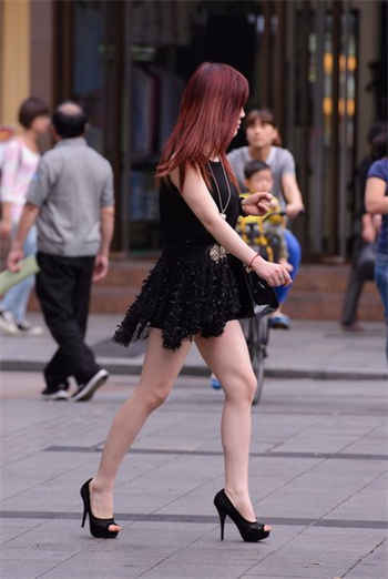 维修工老王马婷在厨房