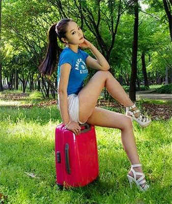 妻子在健身房练双人瑜伽