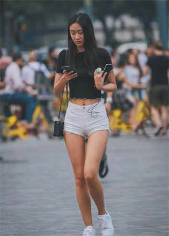 寡姐缩胸原因