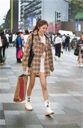 腹泻萝莉拉肚子到裙子上
