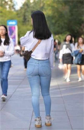 在厨房的有夫之妇木鱼
