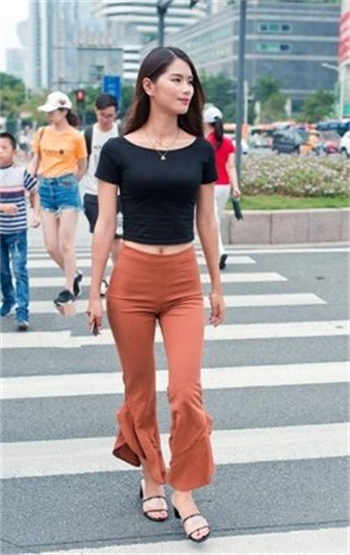 李老汉瓜地两个女孩